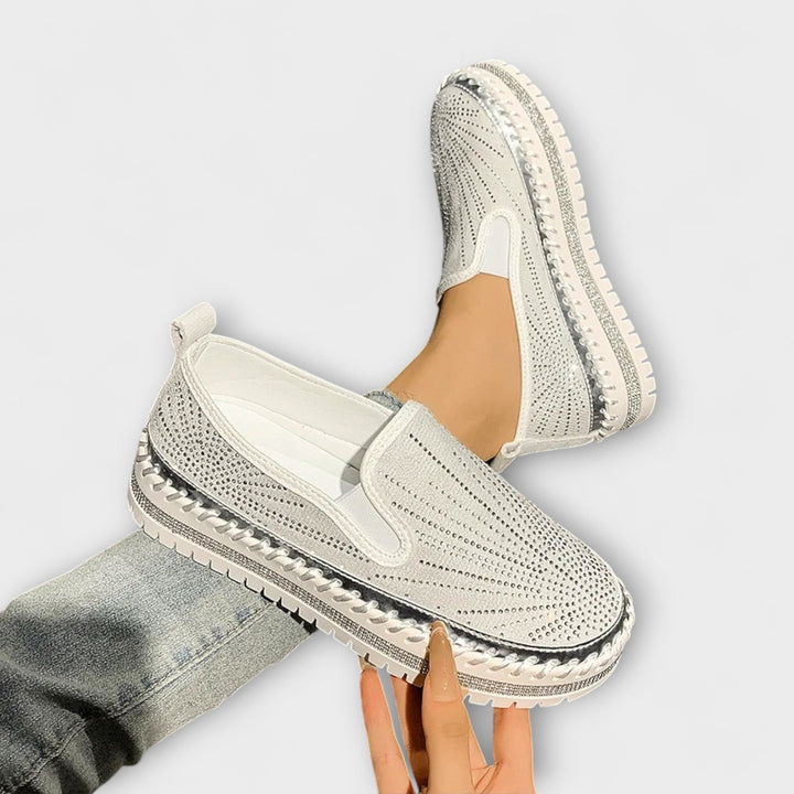 Sable – Leather shoes adorned with rhinestones