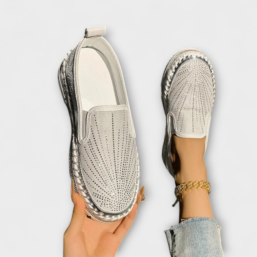 Sable – Leather shoes adorned with rhinestones